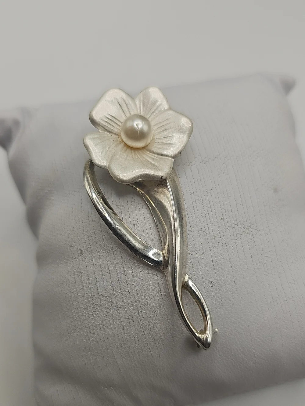 Vintage Silver Tone Pearl Flower Brooch - Elegant Floral Pin.